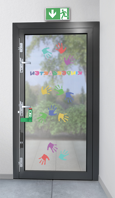 Einflüglige Fluchttür im Kindergarten mit Doppeldrücker und Türwächter. FUHR autosafe 833P-KiGa – Die automatische Mehrfachverriegelung mit Panikfunktion und Doppeldrücker speziell für Kindergärten. 